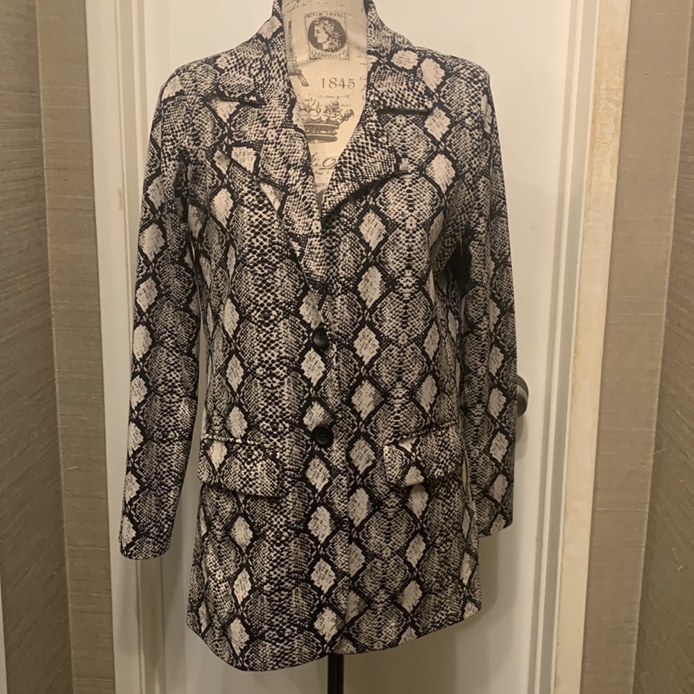 🐍 Get Sssstylish with the Veronica M Snakeskin Print Blazer in Size Small! 🐍 - Picture 4 of 16